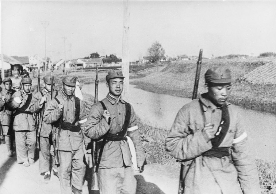 汪精衛國民政府士兵於河岸行軍，時間推估為1942年。