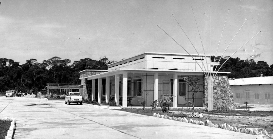 a motel pavilion with a car parked at the entrance