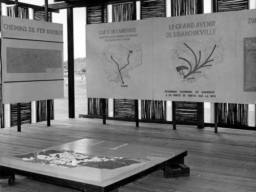 Models and city maps in an exhibition hall